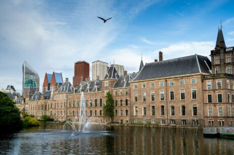 Zicht op de buitenkant van het Binnenhof in Den Haag.
